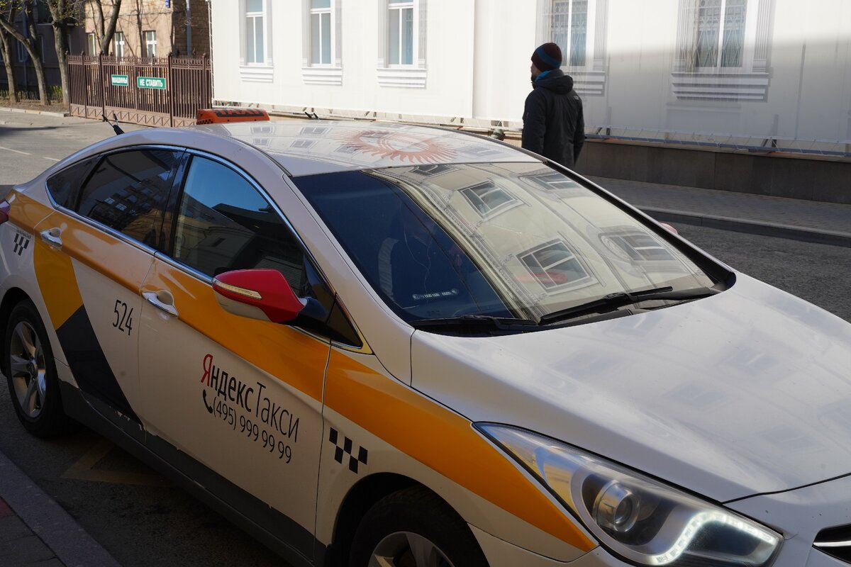 И под окном национальный флаг