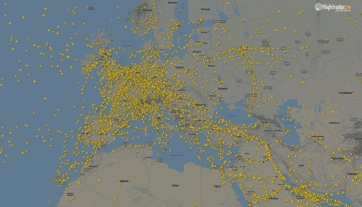 Карта летящих самолетов сейчас. Флайт радар 24. Авиарейсы над Европой в день. Флайт радар скрин полётов европейской авиации.