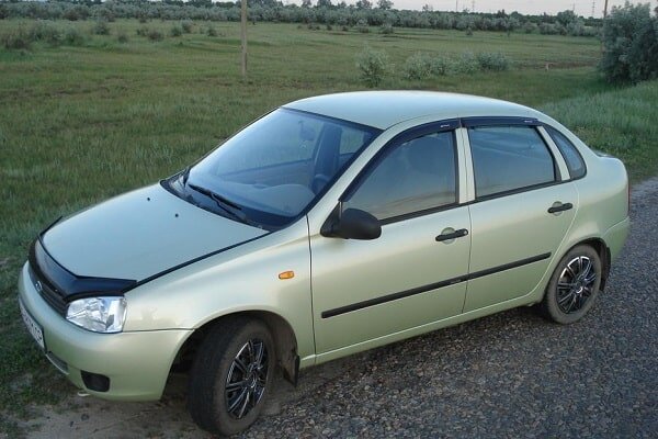 
Одна из самых популярных и доступных моделей ВАЗ на отечественном рынке – Lada Kalina. Наибольшей популярностью пользуются варианты седан и хэтчбек. С 2013 года на этот автомобиль начали устанавливать автоматическую трансмиссию, что сделало его комфортнее. Именно эту модификацию можно приобрести за 250-300 тыс. рублей.