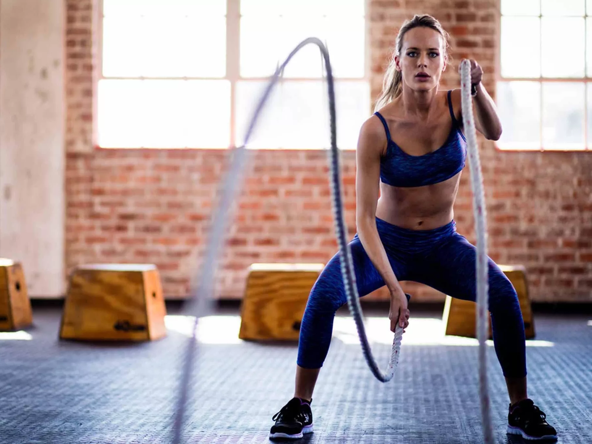 Зависимость от занятий спортом. Анастасия Андреевна кроссфит. HIIT кардио. Элизабет Акинвали кроссфит. Функциональный тренинг девушки.