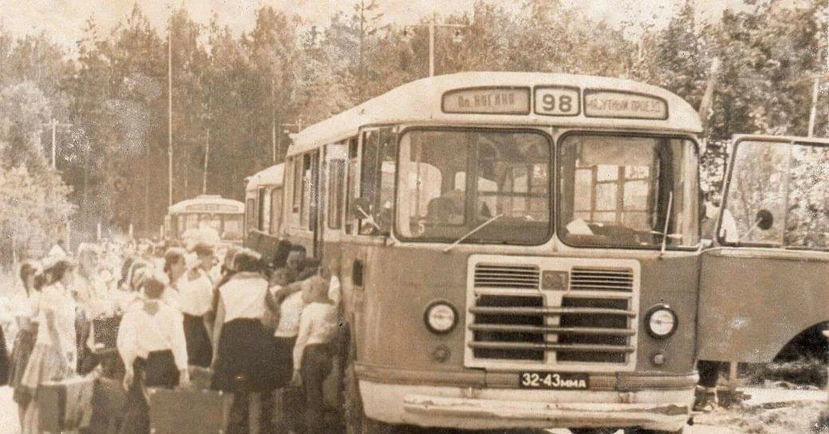 Посадка детей в автобусы, везущие в лагерь. Пожалуйста, листайте фотогалерею с помощью стрелочки: