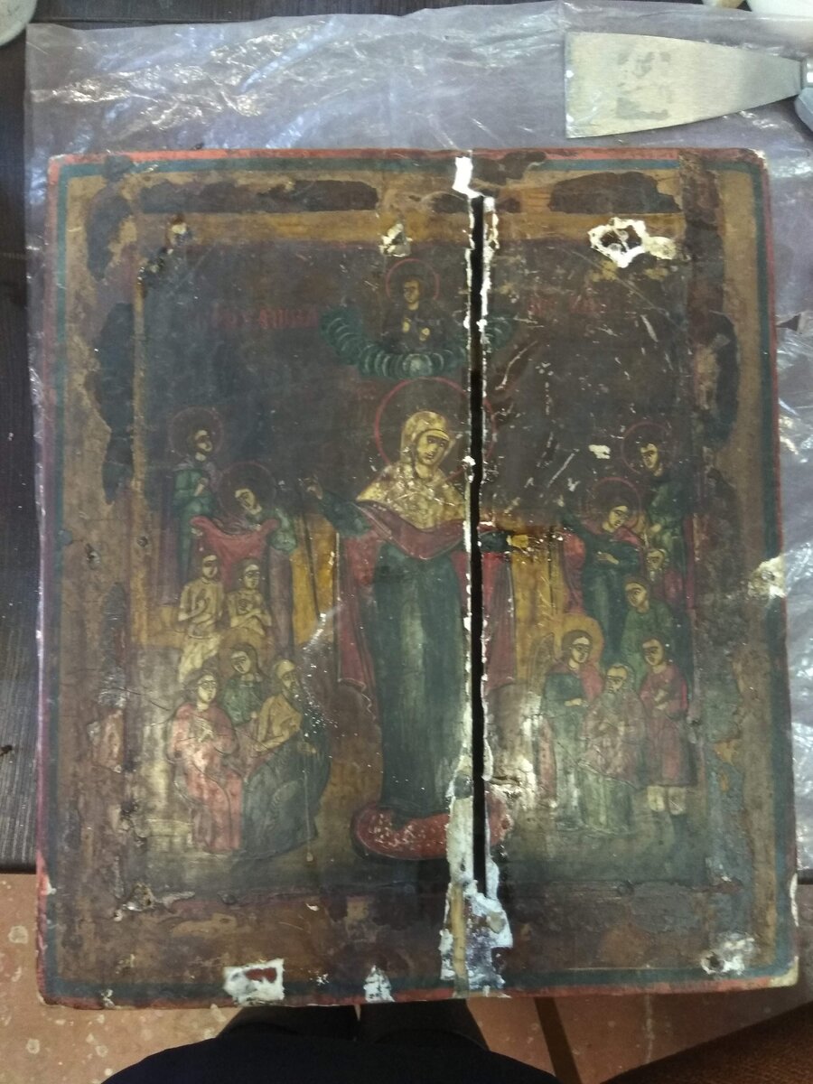 Вот так выглядела икона, когда Ника только-только отдала мне ее. Вся тёмная, почерневшая от времени, копоти и олифы, трещина в месте соединения двух досок... 