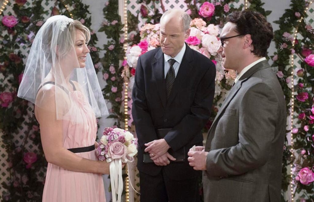 Пенни и Леонард у алтаря 