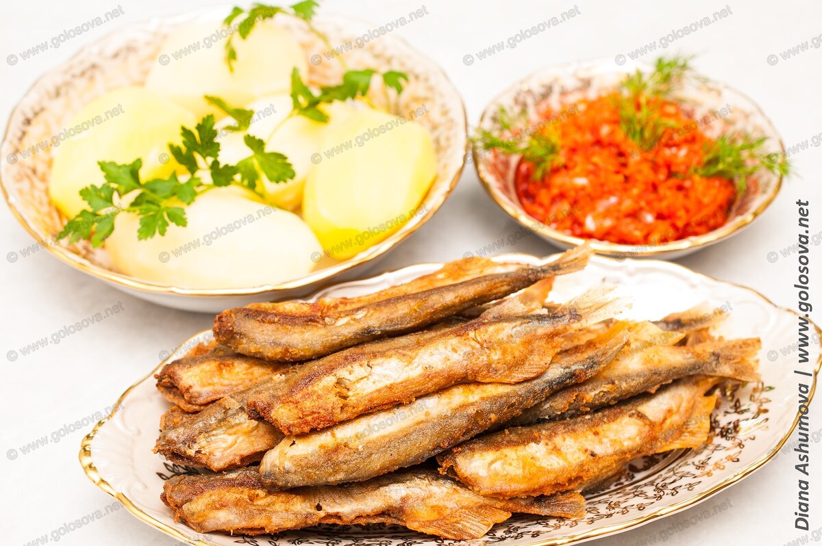 жареная мойва, отварная картошка и подлива из моркови и лука