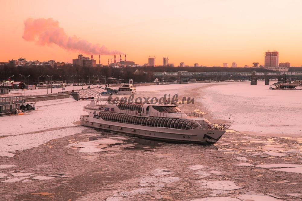 Яхта "Рэдиссон" на Москве реке