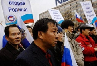 Россия является крупнейшим центром притяжения мигрантов для региона Восточной Европы и Центральной Азии. В этом году наша страна приняла более 11,5 млн иностранных мигрантов, говорится в новом докладе Международной организации по миграции (МОМ). Иностранцы высылают своим семьям за рубежом из России около 21 млрд долл. ежегодно. А всего в мире мигранты переводят в страны своего происхождения втрое больше денег, чем богатые страны выделяют в качестве помощи развивающимся государствам, отмечают в МОМ.

За последние пятнадцать лет объем высылаемых мигрантами средств из России вырос втрое. Если в 2005 году мигранты отослали из РФ 6,8 млрд долл., то сегодня – уже больше 21 млрд долл. Такие данные приведены в новом докладе Международной организации по миграции (World migration report 2020). В наибольшей степени от переводов из России зависят Таджикистан и Киргизия.

Общая сумма международных денежных переводов мигрантов увеличилась в прошлом году почти до 690 млрд долл. В тройку крупнейших получателей денежных переводов вошли Индия (78,6 млрд долл.), Китай (67,4 млрд долл.) и Мексика (35,7 млрд долл.).

В списке стран, откуда отправляются наибольшие суммы переводов, лидируют США (68 млрд долл.), Объединенные Арабские Эмираты (44,4 млрд долл.) и Саудовская Аравия (36,1 млрд долл.).

К середине 2019 года во всем мире насчитывалось примерно 270 млн человек, которые, покинув родину, живут и работают за границей. Среди них непосредственно трудовыми мигрантами являются примерно 161 млн человек. Международные эксперты считают, что мигранты вносят важный вклад «в продвижение устойчивого развития» как у себя на родине, так и в странах пребывания. Более половины международных мигрантов – 141 млн – осели в странах Европы и Северной Америки.

В России, по данным МОМ, проживают около 5 млн человек, которые родились в странах Центральной Азии. В РФ живут еще около 3 млн человек, которые родились на Украине, и еще около 2,5 млн человек, рожденных в Казахстане. Исследование МОМ показывает, что подавляющее большинство людей во всем мире (96,5%) живут в родной стране, а мигрантами стали всего лишь около 3,5%.

Основная часть международных мигрантов – это выходцы из Индии, Мексики и Китая: 17,5 млн, 11,8 млн и 10,7 млн человек соответственно. Россия при этом почти догнала Китай по числу выехавших мигрантов и находится по этому показателю на четвертом месте в мире. Сегодня в иностранных государствах проживает около 10 млн человек, которые родились на территории России.

Более 50 млн международных мигрантов проживают в США. В число стран, привлекательных для мигрантов, входит Россия, которая принимает около 12 млн из них.

Публикуемая МОМ статистика часто сильно отличается от оперативных данных российских властей. Причина в том, что отследить перемещение мигрантов, которые въезжают и выезжают из РФ по своим внутренним документам, бывает очень не просто.

В прошлом году МВД РФ зафиксировало почти 17,8 млн фактов постановки на миграционный учет. За девять месяцев этого года фактов миграционного учета уже отмечено почти 15 млн. Но за это же время фактов снятия с миграционного учета зафиксировано больше 12 млн. Заметим, что в милицейской статистике фигурируют не люди, а лишь оформленные бумаги. А это далеко не всегда одно и то же.

Более точными можно считать данные о получении вида на жительства. На начало октября 2019 года почти 635 тыс. иностранцев имели в РФ действующий вид на жительство и еще 447 тыс. – разрешения на временное проживание. А 285 тыс. иностранцев приобрели в этом году гражданство РФ.