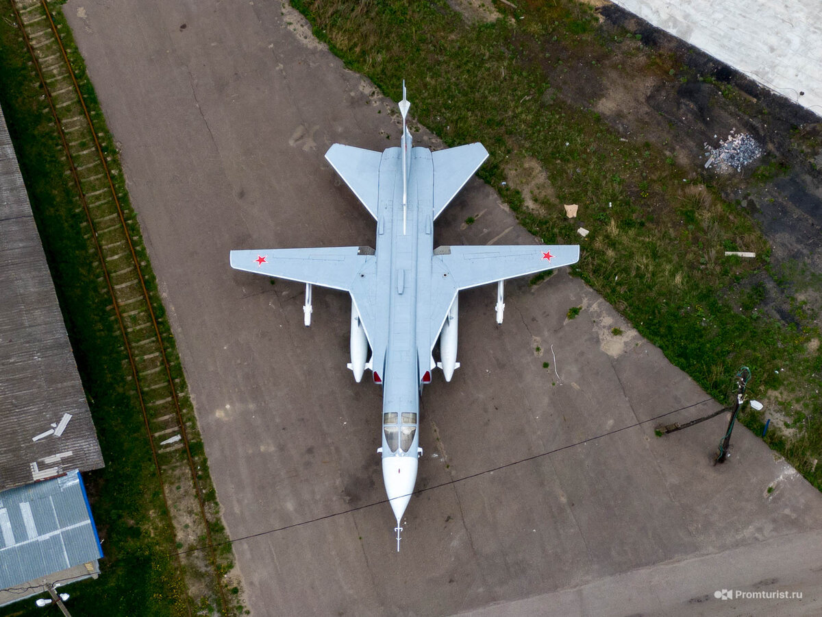 Обнаружил в промзоне Су-24. Это самый проблемный, но мощный штурмовик ???