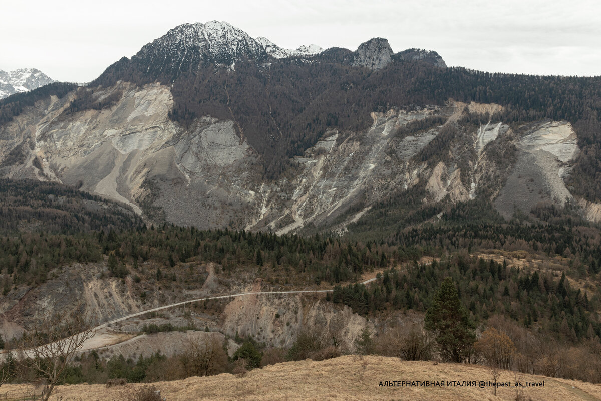 Возвышенность, покрытая лесом и есть тот оползень.