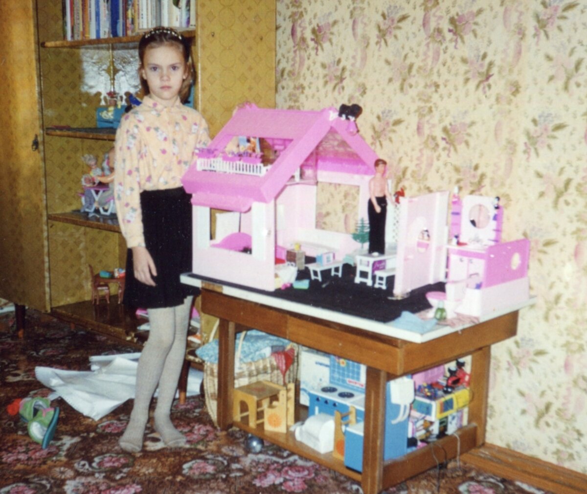 Это я)) Это год 1998..Наверное. За окончание начальной школы (я училась 4 класса) на одни пятерки мне подарили вот такой дом. Личный архив.