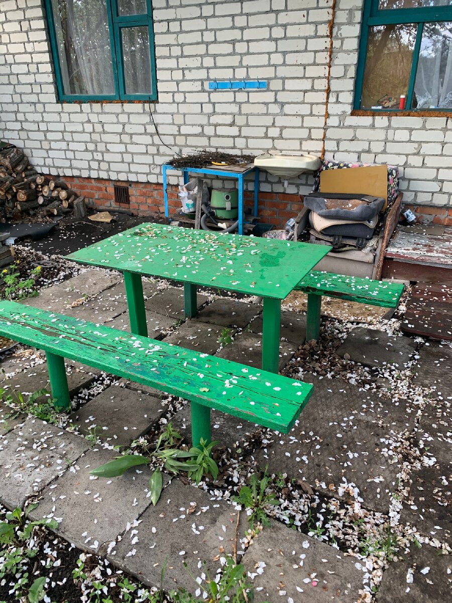 Это летний столик во дворе 