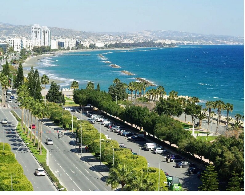 Лимассол, далеко правее Аматус.  Побережье я прошел пешком, через все отели в 1997г.