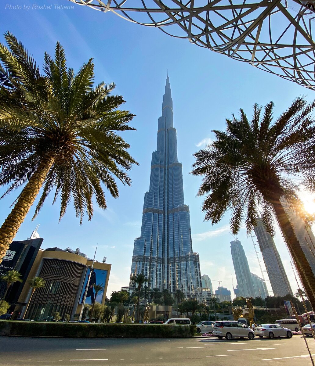 Бурдж-Халифа" - сверхвысотный небоскреб и cамое высокое здание в мире на сегодняшний день, по данным Википедии. Фото сделано автором канала.