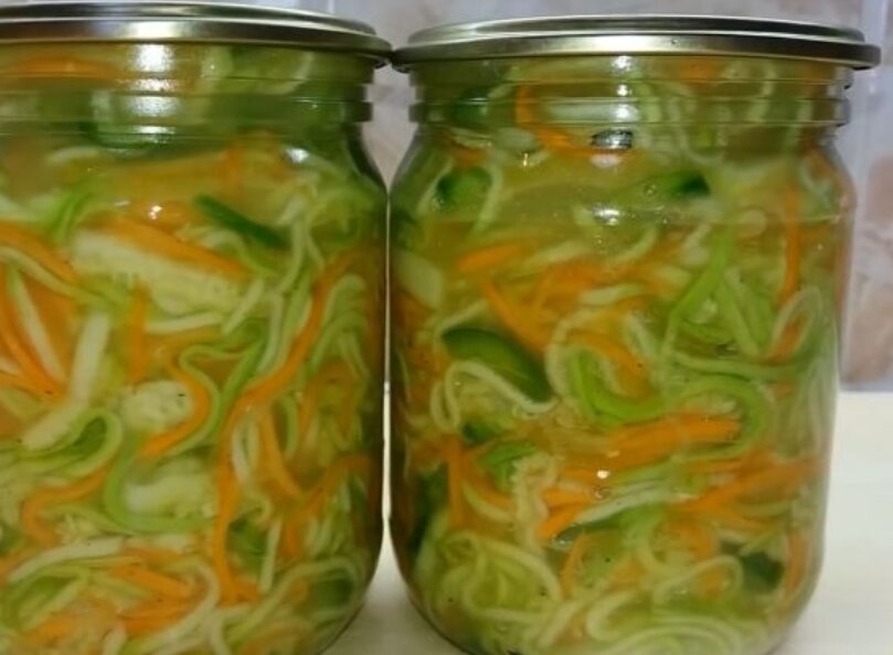 Закуска из огурцов с морковью на зиму. Салат из кабачков на зиму. Салат из кабачков и моркови на зиму. Корейские салаты на зиму. Кабачки по-корейски на зиму