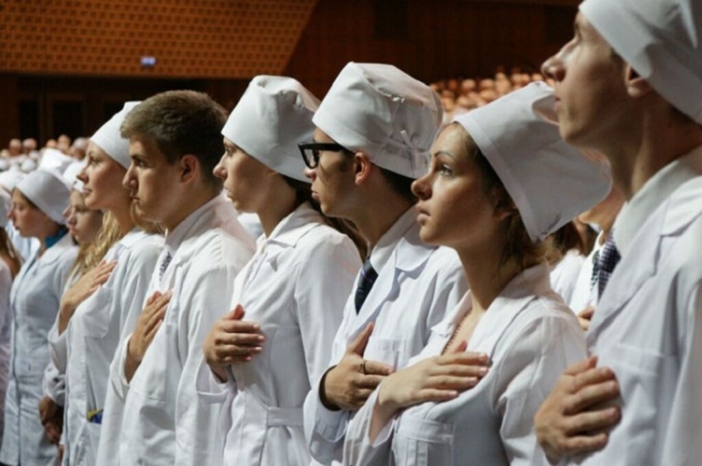 Медвуз поступить. Студенты мединститута. Медвуз поступить. Учеба в медицинском. Медвуз поступить.