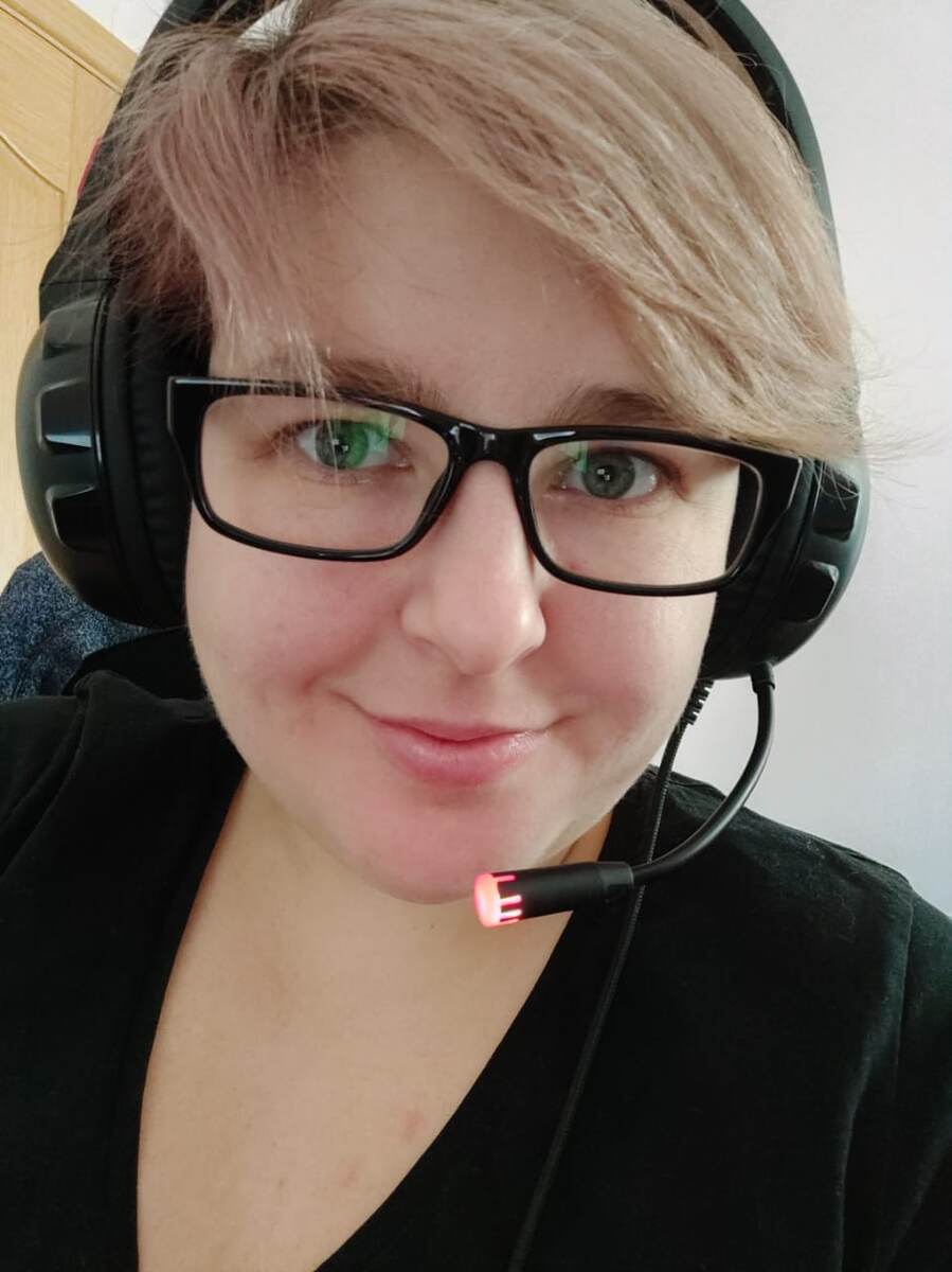 это я не пилот) это у меня занятие вокалом по скайпу))