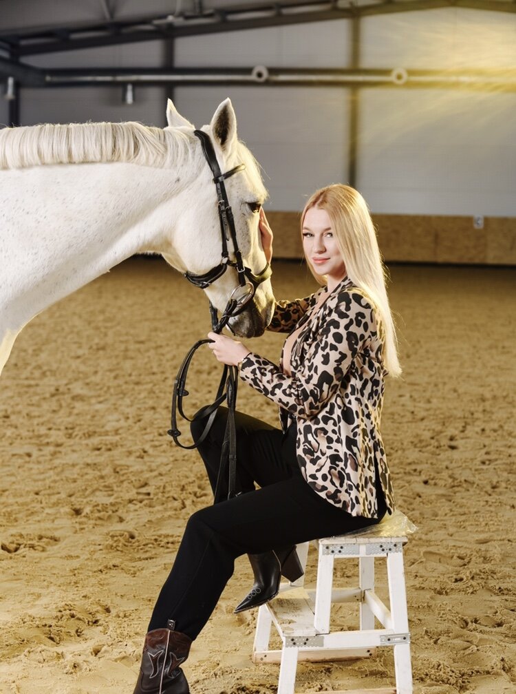 Леопардовый принт уже давно стал современной классикой в моде!  Этот принт всегда будет изыскано гармонировать с чёрным цветом! Поэтому тёмный низ и яркий верх в виде леопардового жакета сочетаются превосходно. Вы всегда сможете выделиться в таком образе. Под такой верх можно выбрать однотонную футболку, либо с рисунком в цвет жакета.