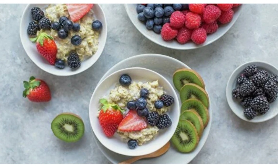 Утренние приемы пищи, состоящие исключительно из каш или других углеводов, могут нарушить работу желудочно-кишечного тракта, а впоследствии привести к ожирению и сахарному диабету, заявила врач-гастроэнтеролог и диетолог Ирина Потянова. По словам специалиста, углеводные завтраки способствуют резкому увеличению уровня глюкозы в крови, что приводит к выработке поджелудочной железой инсулина, который переводит часть глюкозы в гликоген, а ее избыток — в жир. "В результате уровень глюкозы падает (так как инсулин в избытке), и часто даже ниже того уровня, который был натощак. Появляется ощущение голода и слабости, поскольку мозгу уже не хватает глюкозы. Дальше начинаются качели: желая утолить голод, вы съедаете углеводы, уровни глюкозы и инсулина снова поднимаются. Если такой цикл повторяется в течение дня снова и снова, то это приводит к развитию углеводной зависимости", — пишет в своем Instagram гастроэнтеролог.Кардиолог назвала пять самых опасных для сердца продуктовЧастые "углеводные ловушки" или "американские горки", как называют описанный выше механизм специалисты, могут иметь неприятные последствия. Это приводит к "огромной нагрузке" на поджелудочную железу и набору веса (в худшем случае — к ожирению), а также является наиболее частой причиной развития сахарного диабета второго типа . "Углеводные приемы пищи вызывают резкое повышение уровня глюкозы, что блокирует гормон орексин в головном мозге, отвечающий за бодрствование. Если после еды хочется поспать — значит, вы перебрали с углеводами", — сказала эксперт, добавив, что выброс инсулина в наименьшей степени стимулирую завтраки, состоящие из белков, жиров и сложных углеводов в виде клетчатки. 