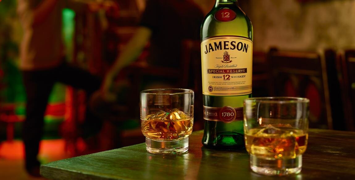 Джеймсон jameson виски. Виски Джеймс джеймсон. Джемисон крепость. Джемисон виски лет. Джемисон 25 лет.