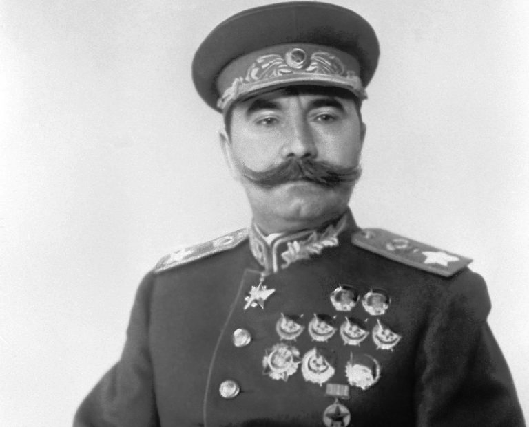 Семён Михайлович  Будённый, старший унтер-офицер Росссийской Императорской армии, полный кавалер Георгиевского креста и Георгиевской медали всех степеней; Маршал Советского Союза, трижды Герой Советского Союза. Кавалерист.