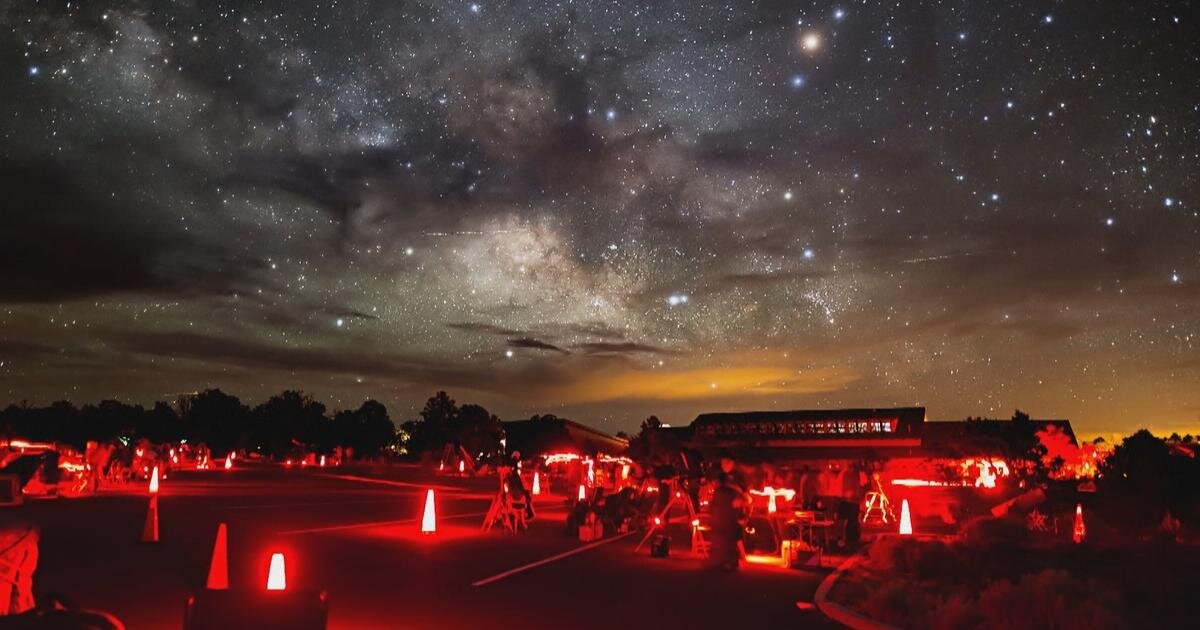 Наблюдательная площадка с освещением красного цвета. Такие фонари не нарушают адаптацию к темноте. cbsnews.com