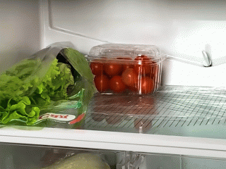 Застелите полки в холодильнике пленкой и убирать станет легче