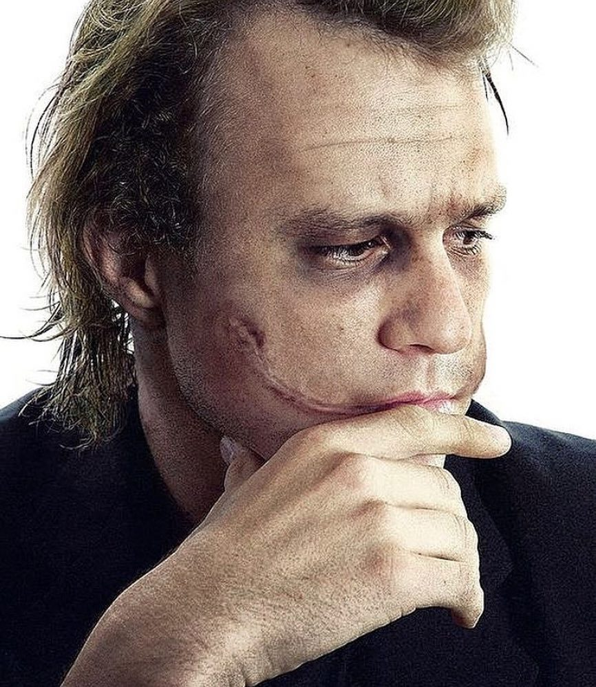 Знаменитый актер Хит Леджер в образе Джокера.