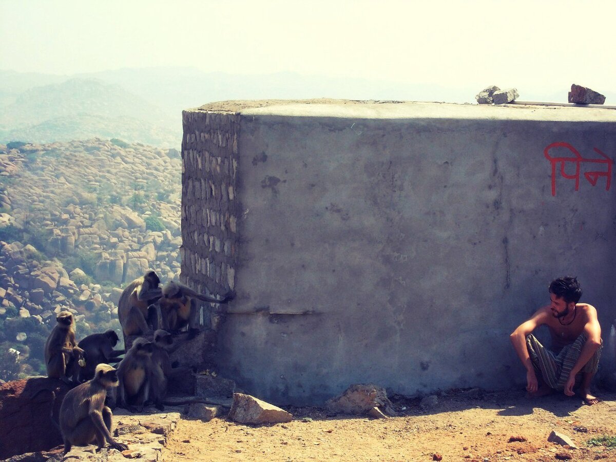 У храма Ханумана, в окрестностях города Хампи.