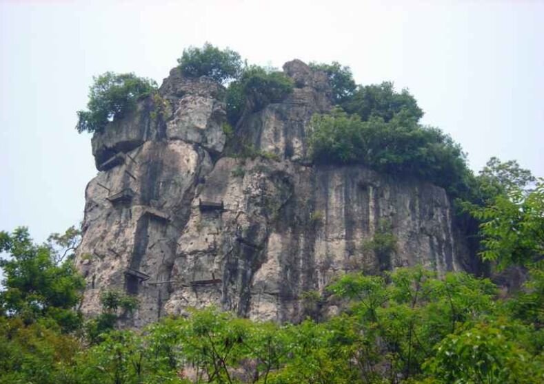  Подвесные гробы в провинции Сычуань, Китай.