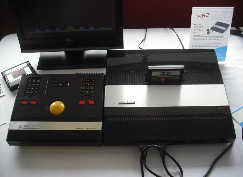 Справа - 5200. Слева - трекбольный контроллер, с размером в NES.