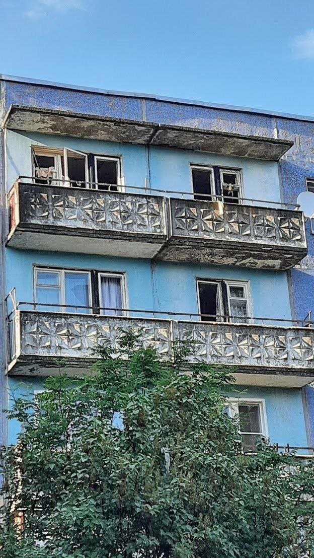 Первые кадры из Кирова, где в жилом доме взорвался газ. 

Как сообщают местные СМИ, в результате взрыва в одной из квартир на пятом этаже выбило окна. Хозяйка квартиры получила ожоги. Как отмечают очевидцы, она могла самостоятельно передвигаться и просила вызвать скорую. Её увезли в больницу.

Новости России