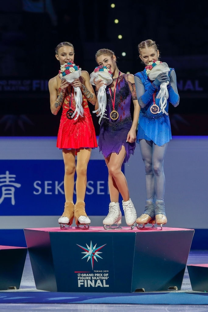 Трусова, Щербакова и Косторная на пьедестале финала Гран-при // GettyImages