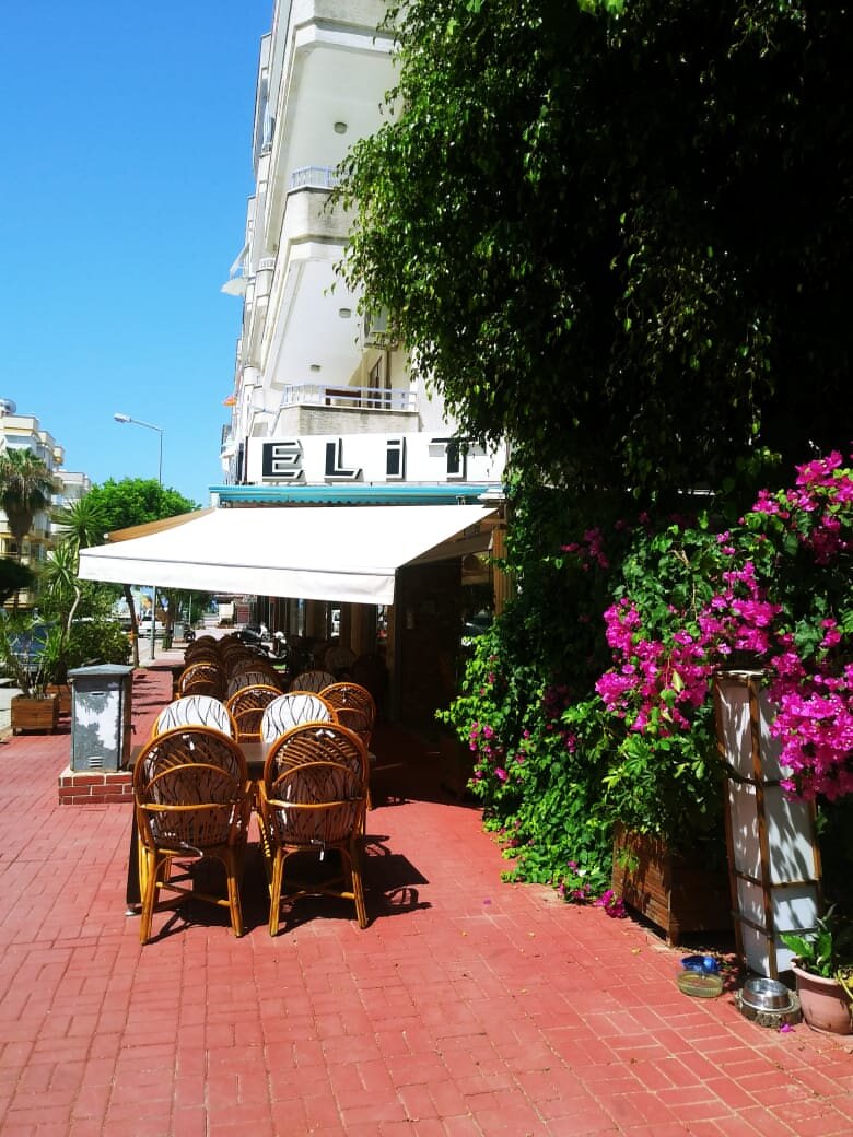 Одно из кафе Аланьи в обеденное время