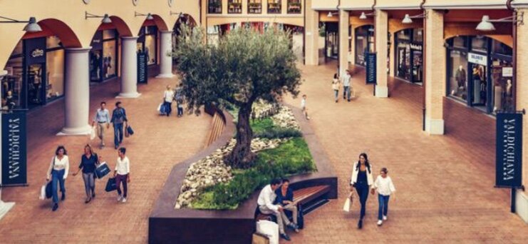 Outlet Marcianise находится в 30 минутах от Неаполя. Мини-автобусы ходят с 10 утра от Piazza Municipio и Piazza Vittoria (центр города)