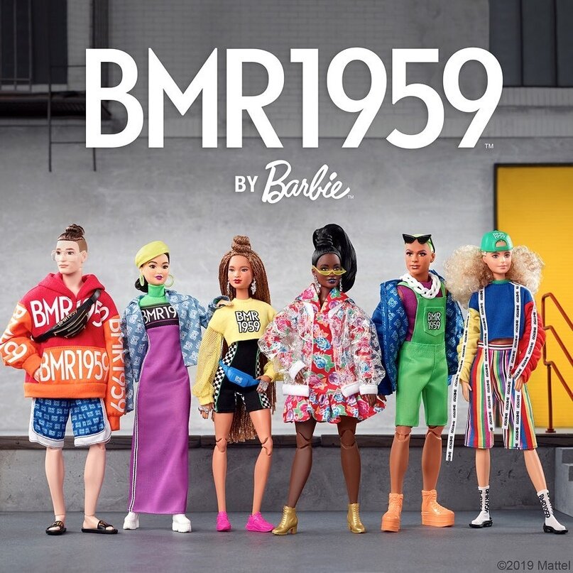 Милли крайняя справа. (с) Mattel. 