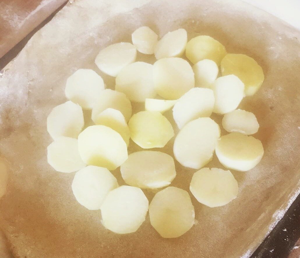 Раскатываем тесто, выкладываем картофель нарезанный кругами.