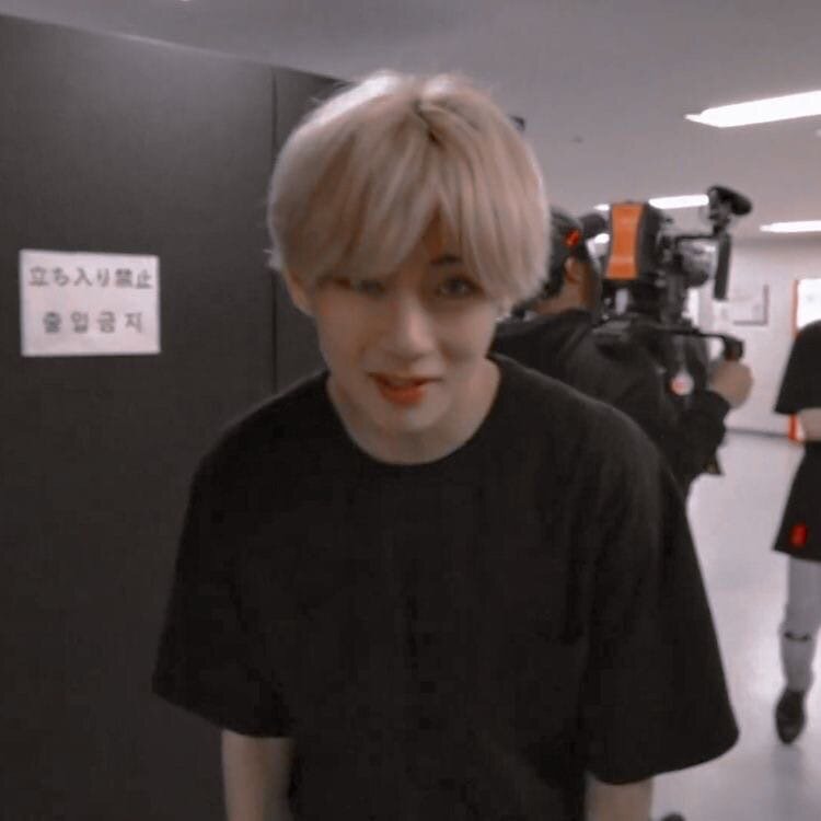 Уву такой няха♥♥♥О! И еще присмотритесь к заднему плану,а особенно на Чимина,такой лапуля♥♥♥♥♥♥♥