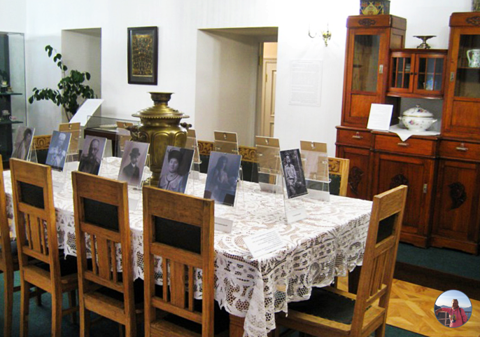 Вот так за нехитрым столом трапезничала царская семья