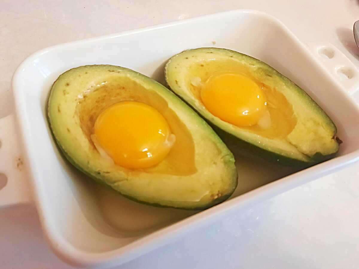 Авокадо, запеченное с яйцом в духовке