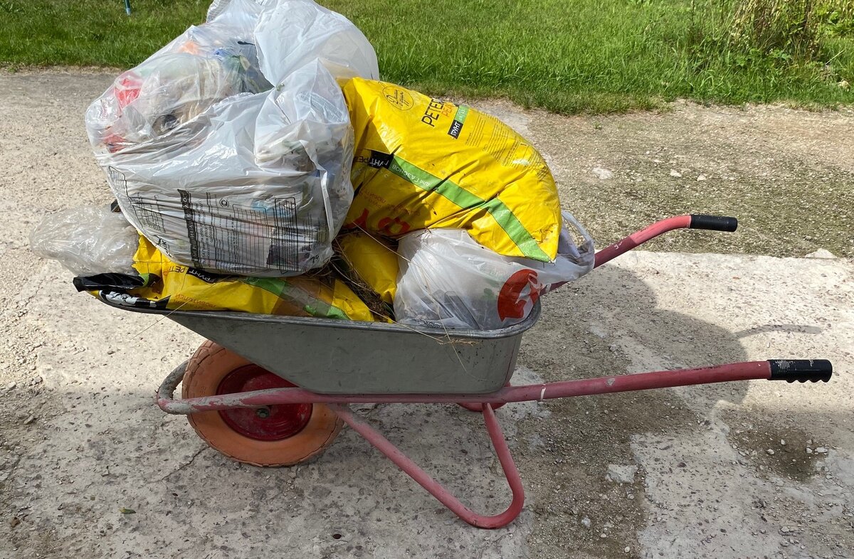 Перевозим бытовой мусор в мусорный контейнер