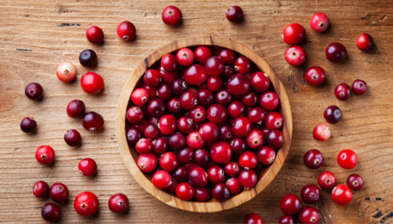 Для выпечки пирога клюкву можно использовать как свежую, так и замороженную. Главное, дать хорошо стечь жидкости, иначе пирог может получиться влажным и не таким вкусным. Для приготовления пирога необходимо подготовить следующие продукты:
Тесто:
сметана — 2 ст. ложки,
сахар — 2 ст. ложки,
масло сливочное — 100 гр.,
мука пшеничная — 2 стакана,
разрыхлитель — 1 ч. ложка.
Начинка:
клюква — 1 стакан,
крахмал — 4 ст. ложки,
яйцо — 1 шт.,
сметана — 2 стакана,
сахар — 1 стакан.
Для теста необходимо смешать все ингредиенты и тщательно вымесить. Можно дополнительно присыпать мукой, чтобы не липло к рукам. Затем раскатать в круг и выложить в форму, предварительно застеленную пергаментом для выпечки или смазанную маслом. Аккуратно разровнять края, плотно прижимая к форме.
Для заливки промыть клюкву и просушить. Смешать сметану, сахар и яйцо, добавить крахмал и вымесить начинку пирога, чтобы не было комочков.
Просушенную клюкву выложить в форму и залить сверху готовой заливкой.
Заранее разогреть духовку до 180–190 градусов, выпекать пирог 40 минут, с учётом особенностей духовки. Вынимать из формы можно только остудив пирог.
