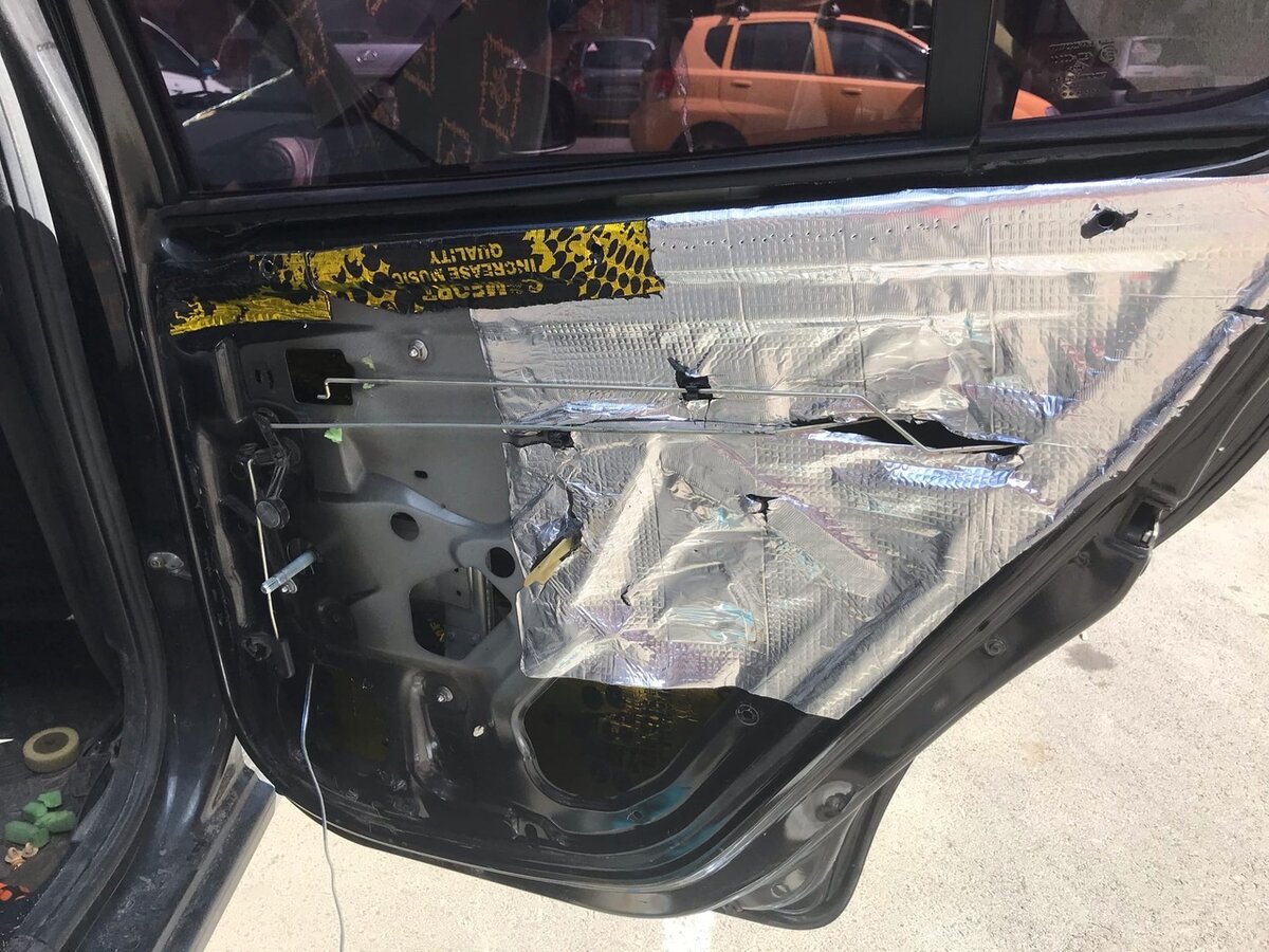 На фото видно что эту дверь проклеивал сплошником. 