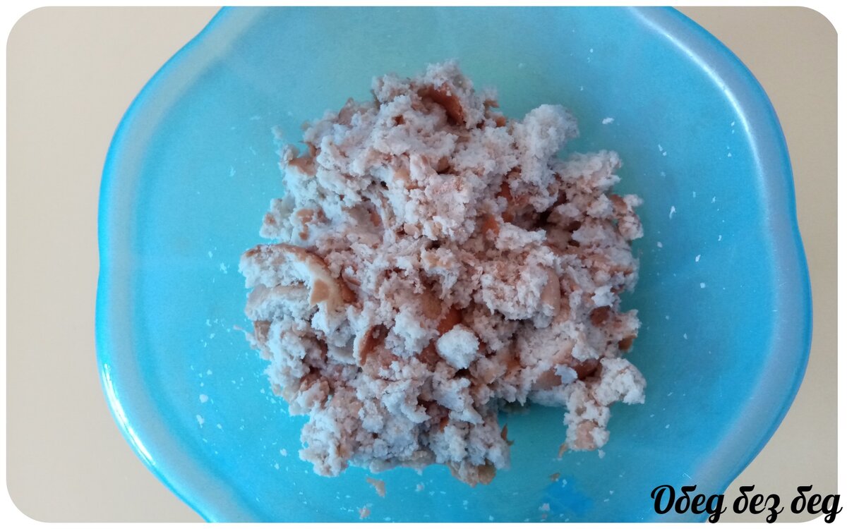 Замачиваем батон в воде.