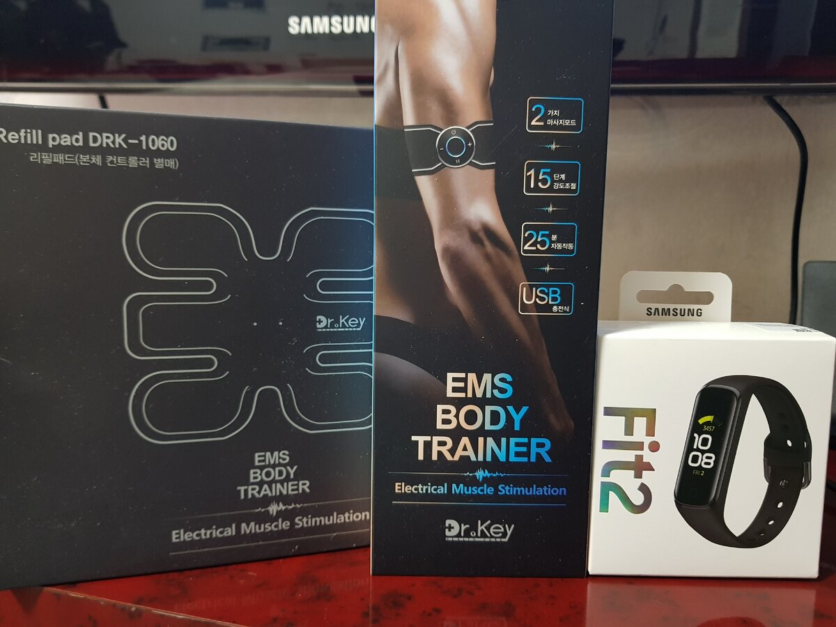 Фитнес браслет Samsung Galaxy Fit2. И электрический стимулятор мышц.(кто хоть пару раз смотрел телемагазин должен знать что это.)