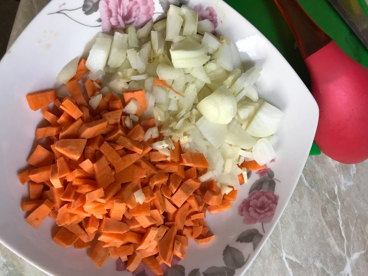 Нарезанные лук и морковь