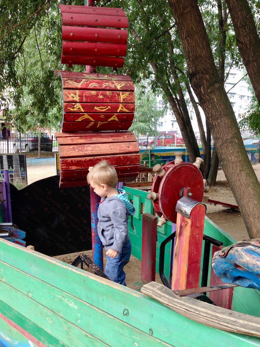 Корабль с парусами, штурвалом и ружьями. Фото автора.