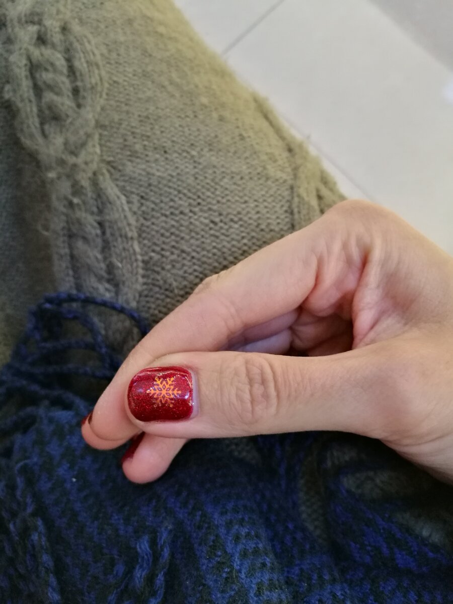 Главное - подальше от кутикулы, а то "будут проблемы" (по словам китаянки)... 