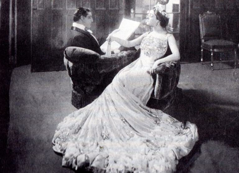 Великолепная Алла Назимова в постановке «Белла Донна» в платье созданным ею. Фотография взята с сайта http://www.allanazimova.com/ 