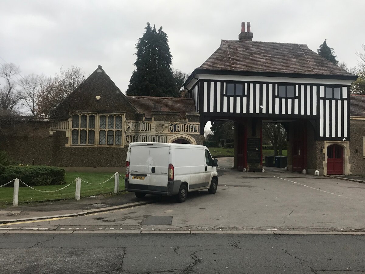 Вход в Hendon Cemetery