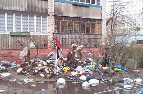 Мусор под окнами многоквартирных домов