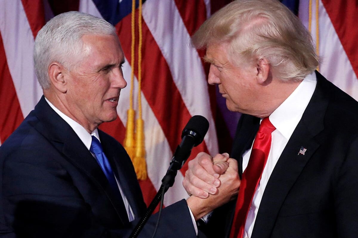 Дональд Трамп усердно пожимает руку Майку Пенсу